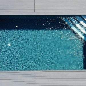 medence szolár medencetakaróval felülnézetből